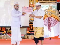 Bupati Giri Prasta Serahkan BKK Rp2,4 Miliar untuk Karya Pura Dang Kahyangan Puseh Katyagan
