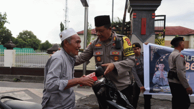 Wujud Kepedulian di Bulan Ramadan, Polres Loteng dan Bhayangkari Berbagi Takjil