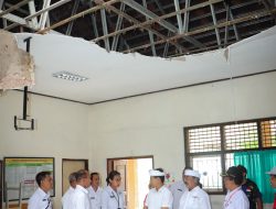 Pohon Tumbang Menimpa Gedung SDN 3 Bongkasa, Badung, Sekda Adi Arnawa Tinjau Lokasi