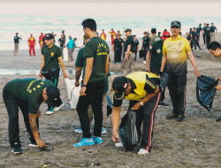 Satpol PP Badung Gelar Bersih-bersih Pantai Batu Bolong Canggu