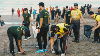 Satpol PP Badung Gelar Bersih-bersih Pantai Batu Bolong Canggu