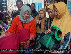 Sutarmi, Ketua Rt VI Kupang Panjaan, Kelurahan Dr.Soetomo Berbagi Rejeki di Bulan Ramadhan