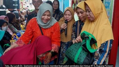 Sutarmi, Ketua Rt VI Kupang Panjaan, Kelurahan Dr.Soetomo Berbagi Rejeki di Bulan Ramadhan