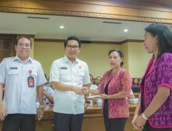 Sekda Badung Serahkan Santunan Pensiun dan Sumbangan Kematian Bagi Anggota KORPRI