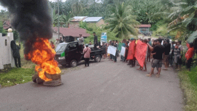 Warga Desa Tanambuah Mamuju Demo Tuntut Kepala Desa Mundur