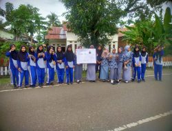 SMA Negeri 19 Bone Bagi-Bagi Takjil Gratis