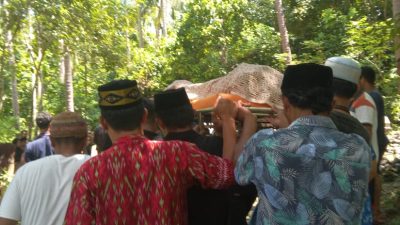Dua Jasad Korban Laka Lantas di Dusun Boneapara, Kab. Selayar, Sulsel, Dikebumikan
