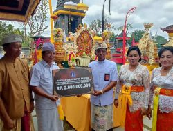 Bantu Pembangunan dan Karya Ngenteg Linggih Pura Sanatanagama UGM Yogyakarta, Pemkab Badung Serahkan Dana Hibah Rp2 Miliar