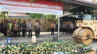 Polres Brebes Musnahkan 3.842 Botol Miras dan Puluhan Ribu Petasan Hasil Operasi Pekat