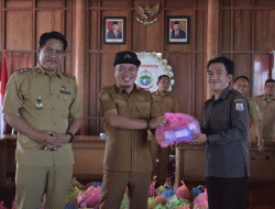 Sekretaris DPRD Sulbar, Memberikan Parcel Lebaran kepada Tenaga Non-ASN