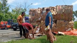 Timbulkan Kemacetan, Truk Tronton Over Dimensi Terguling di Madiun-Ngawi