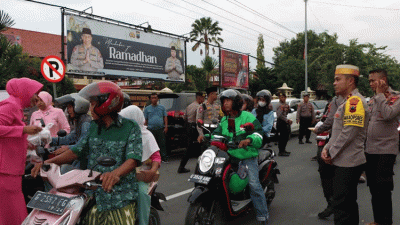 Ramadan Berbagi, Polres Brebes Bagikan Ratusan Takjil ke Masyarakat dan Pengguna Jalan