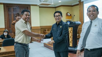 Sekda Adi Arnawa Serahkan Santunan Pensiun KORPRI Badung