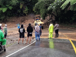 Penanganan Banjir dan Longsor di Sumbar, Polri Berupaya Buka Jalan Nasional yang Terputus