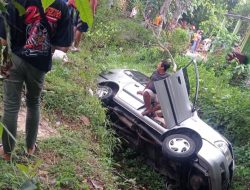 Tujuh Orang Terluka, Habis Piknik di Telaga Sarangan Magetan Mobil Terbalik di Parit