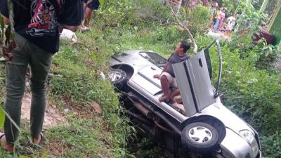 Tujuh Orang Terluka, Habis Piknik di Telaga Sarangan Magetan Mobil Terbalik di Parit
