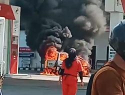 Usai Isi BBM, Minibus Tinggal Kerangka Terbakar di SPBU Takeran Magetan