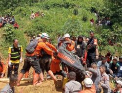 Longsor di Kampung Sirnagalih Banjarwangi, Tiga Warga Tertimbun