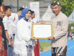 Kepala SMAN 2 Cibinong Raih Penghargaan dari Pj Gubernur Jawa Barat