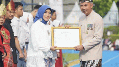 Kepala SMAN 2 Cibinong Raih Penghargaan dari Pj Gubernur Jawa Barat