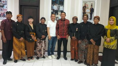 Mengembalikan Formulir Pendaftaran Bacabup ke PDIP Pak Yes Diantar Seniman dan Budayawan Adat Nusantara