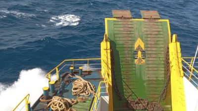 Dihantam Badai Gelombang Pasang, Tiga Kapal Ferry Tetap Berikan Layanan di Lintasan Pamatata Bira