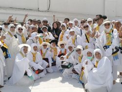 Pj. Bupati Bersama Ketua TP PKK Kunjungi Jemaah Haji dari Lampung Utara di Masjidil Haram, Makkah