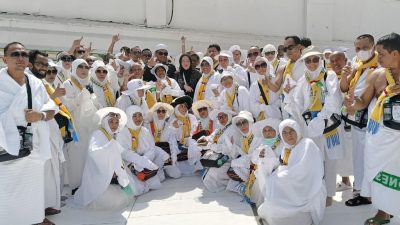 Pj. Bupati Bersama Ketua TP PKK Kunjungi Jemaah Haji dari Lampung Utara di Masjidil Haram, Makkah
