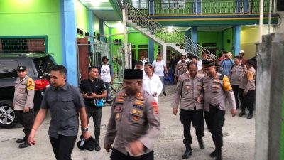 Kapolresta Dampingi Kapolda Papua Serahkan Hewan Kurban di Beberapa Masjid di Kota Jayapura