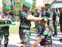 Dandim 0812 Lamongan Pimpin Tradisi Pemakaian Baret Bagi Personel Baru sebagai simbol Babinsa