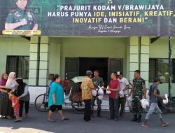 Berbagi dengan Sesama, Kodim 0812 Lamongan Membagikan Daging Kurban kepada Masyarakat Sekitar