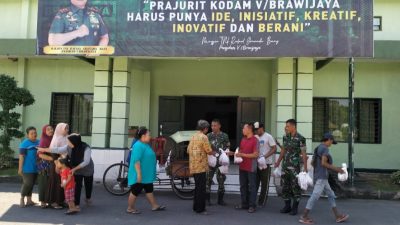 Berbagi dengan Sesama, Kodim 0812 Lamongan Membagikan Daging Kurban kepada Masyarakat Sekitar