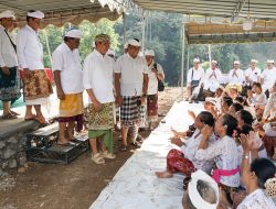 Wabup Badung Suiasa Hadiri Pujawali Piodalan di Pura Prajapati Banjar Babakan Kangin Desa Gulingan
