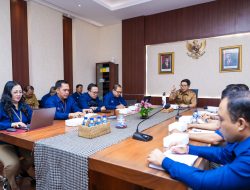 Sekda Adi Arnawa Rapat dengan Direksi Perumda Air Minum Tirta Mangutama