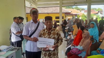 Pemdes Tawangrejo, Ngawi Bagikan BLT dari Dana Desa, Warga Berucap Syukur