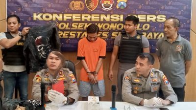Polsek Wonocolo Menggelar Konferensi Pers Terkait Pembacokan Wanita 53 Tahun, Hanya Butuh Waktu 2 Jam Tangkap Pelaku