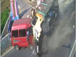 Adu Banteng Mobil Carry Vs Truk Ayam di Sepulu, Bangkalan, 8 Orang Luka-luka