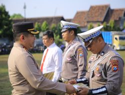 Kapolres Madiun Berikan Penghargaan kepada Anggota Polres Madiun yang Berprestasi