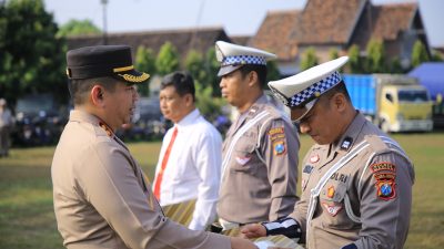 Kapolres Madiun Berikan Penghargaan kepada Anggota Polres Madiun yang Berprestasi