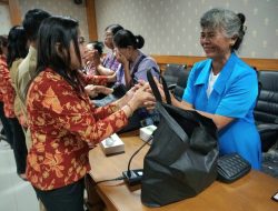 DWP Badung Serahkan Sembako Kepada Pensiunan ASN