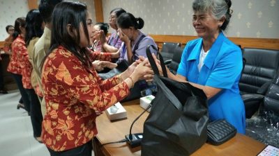 DWP Badung Serahkan Sembako Kepada Pensiunan ASN