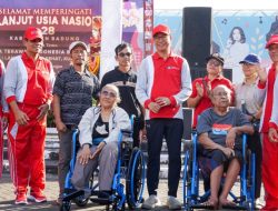 Wabup Suiasa Hadiri Peringatan HLUN Ke-28, Serahkan 2 Kursi Roda dan 3.200 Seragam Olahraga untuk Lansia