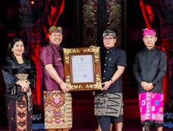 Badung Juara Umum PKB XLVI 2024, Bupati Badung Terima Penghargaan Wimbakara dari Pj. Gubernur Bali