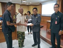 Sekda Badung Adi Arnawa Kembali Serahkan Santunan Pensiunan Bagi Anggota KORPRI