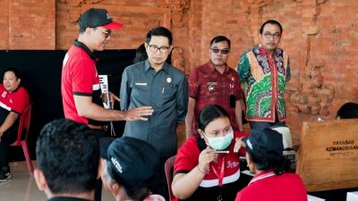 Sekda Badung Adi Arnawa Pantau Pelaksanaan Pemeriksaan Katarak di Desa Baha