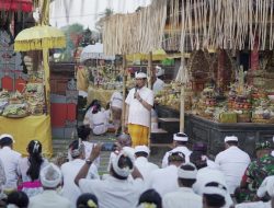 Sekda Badung Adi Arnawa Hadiri Piodalan di Pura Kahyangan Jagat Dalem Solo