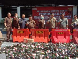 Satpol PP Garut Limpahkan 8.443 Botol Miras untuk Dimusnahkan