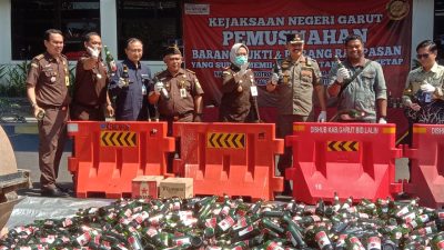 Satpol PP Garut Limpahkan 8.443 Botol Miras untuk Dimusnahkan