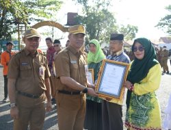 Pemkab Batola Serahkan Penghargaan Koperasi dan Pelaku Usaha Mikro