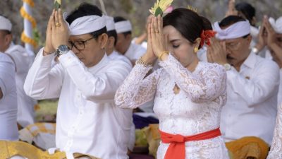 Piodalan Nyatur Lebah di Pura Lingga Bhuwana dan Pura Beji Puspem Badung, Sekaligus Launching Tari Baris Giri Bandana